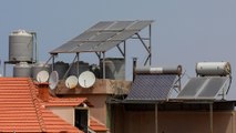بسبب انقطاع الكهرباء.. إقبال كبير على شراء الألواح الشمسية في لبنان