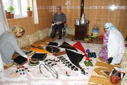 Bedensel engelli vatandaş, yaptığı el işi ürünleri satarak geçimini sağlıyor