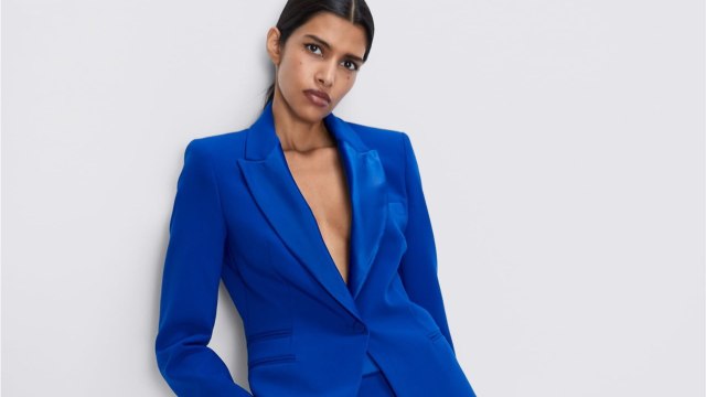 FEMME ACTUELLE - Classic Blue : 10 Pièces Mode Et Accessoires Pour Adopter La Couleur 2020 De Pantone (1)