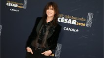 FEMME ACTUELLE - Photos - César 2020 : c'est la jambe dans le plâtre et en béquilles que Charlotte Gainsbourg a défilé sur le tapis rouge