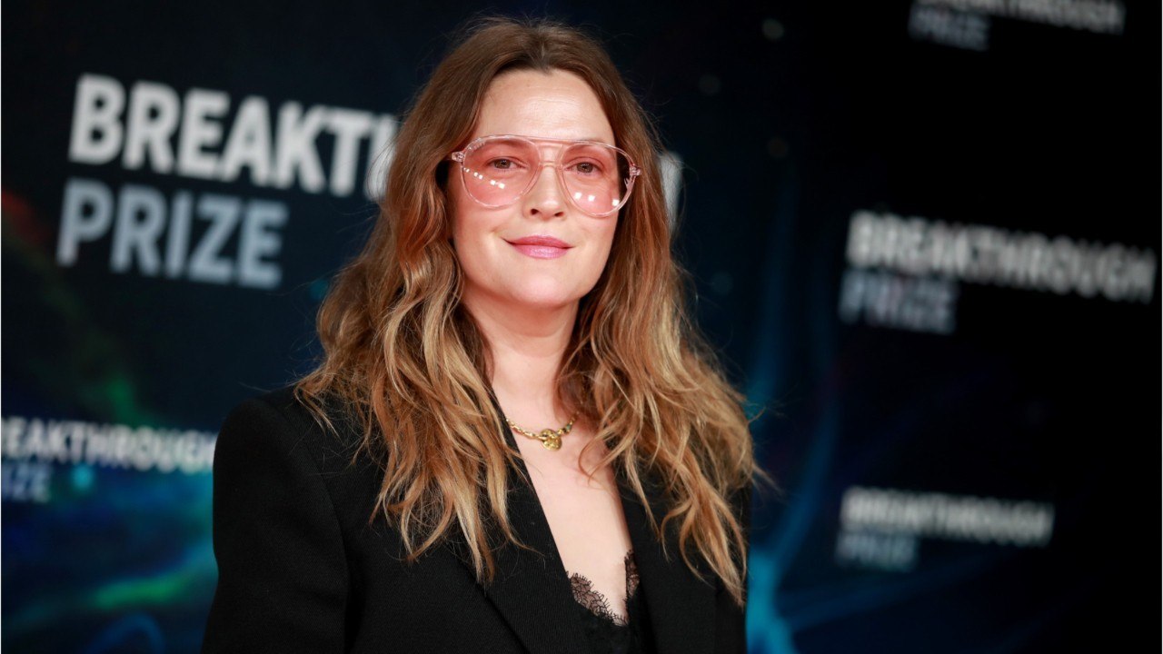 FEMME ACTUELLE - Drew Barrymore dévoile avec fierté sa nouvelle silhouette, délestée de ses kilos superflus