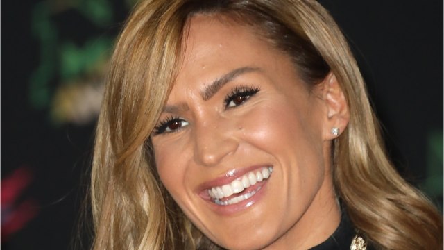 FEMME ACTUELLE - Vitaa sexy dans un pantalon en cuir ultra-moulant et chemise audacieuse, elle séduit ses fans !