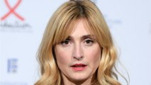 FEMME ACTUELLE - Julie Gayet en robe longue rouge dominicaine : un look inhabituel qui ravit ses fans