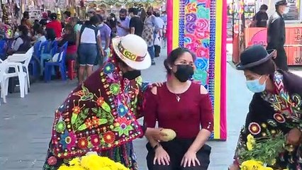 Peruanos recebem 2022 com flores, ovos e queima de bonecos