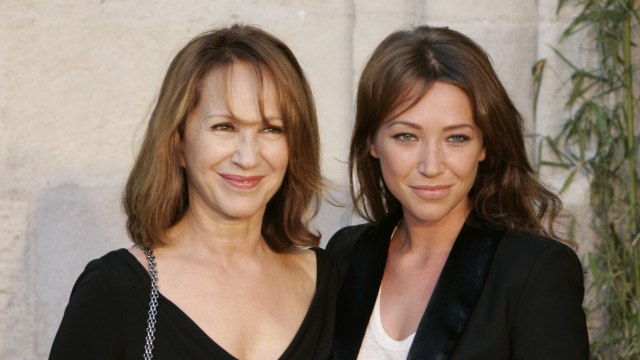 FEMME ACTUELLE - Nathalie Baye hospitalisée : Laura Smet donne de ses nouvelles dans un message écrit par… son chat !