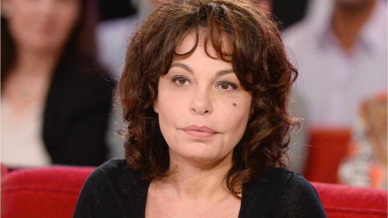 FEMME ACTUELLE - Isabelle Mergault pousse un coup de gueule contre les stars qui n'assument pas avoir recours à la chirurgie esthétique