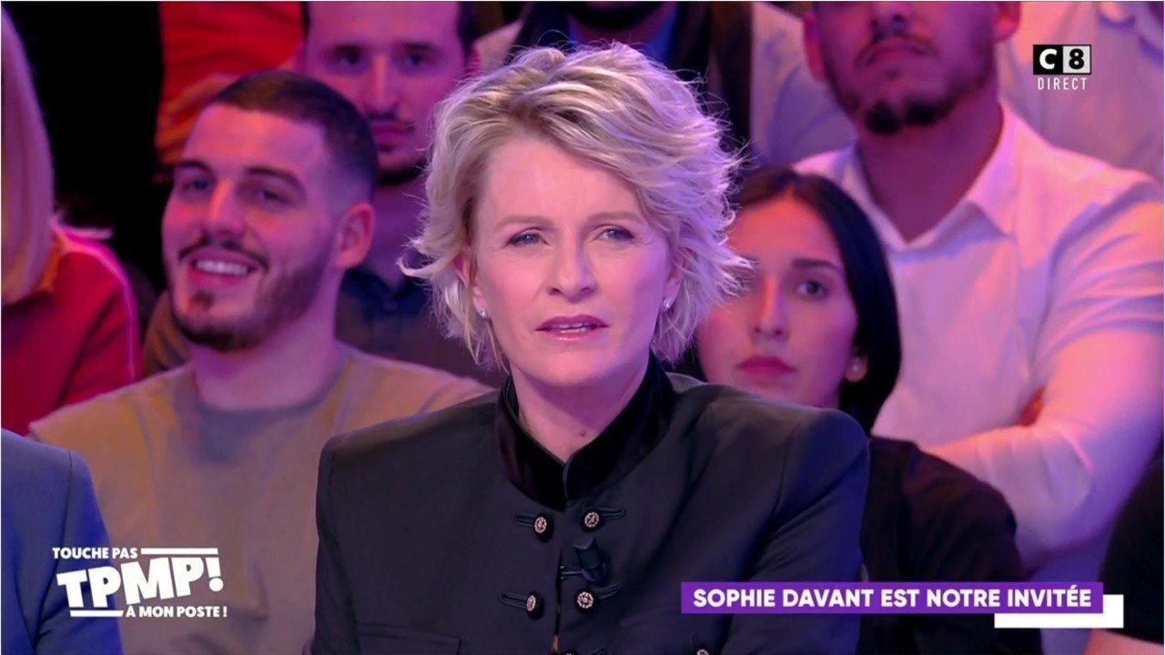 FEMME ACTUELLE - TPMP : Sophie Davant Très Gênée, Un Homme Réalise Un Strip-tease En Direct Pour Elle (1)
