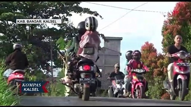 Jalan Berlubang, Warga Tanam Pohon Pisang Sebagai Bentuk Protes