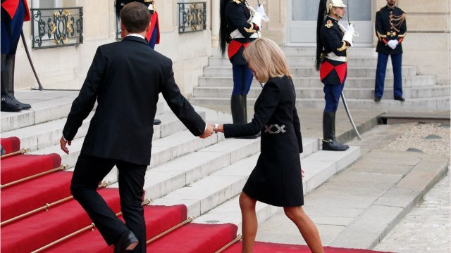 FEMME ACTUELLE - Emmanuel et Brigitte Macron : la vérité dévoilée sur leur exfiltration des Bouffes du Nord ?