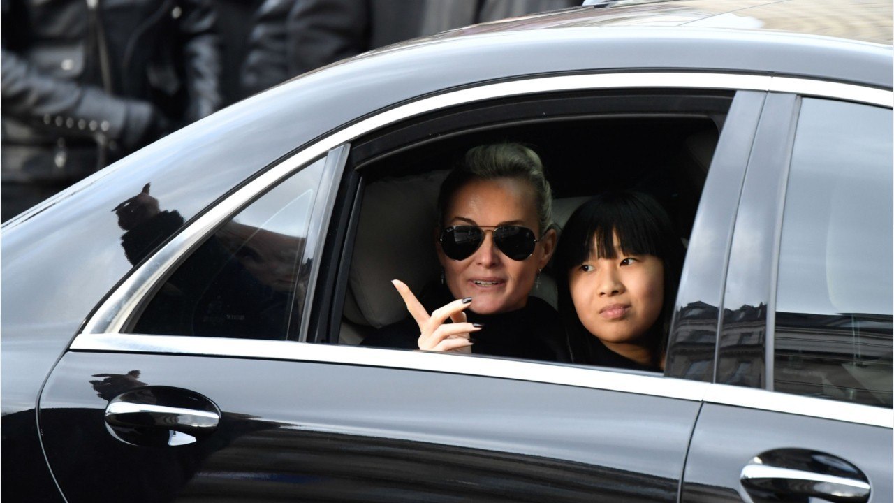 FEMME ACTUELLE - Laeticia Hallyday : "mi-ange-mi démon", "paparazzades", "piques envers Laura et David"... une ex-assistante balance