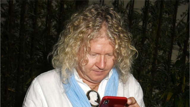 FEMME ACTUELLE - Affaire conclue, le duel des brocantes : Pierre-Jean Chalençon incontrôlable pendant le tournage de l'émission