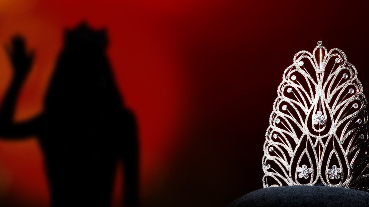 FEMME ACTUELLE - Un soutien-gorge et une chute : l'incident embarrassant lors de l'élection de Miss Belgique 2020