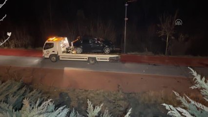 Bisiklet yoluna düşen otomobilin sürücüsü yaralandı