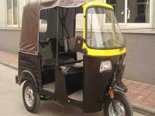 سائق توك توك ينظف أذنيه  بـ شنيور وصنفرة بالمحلة