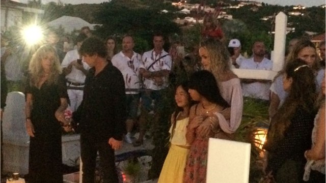 FEMME ACTUELLE - Chansons et rhum vanille : une fan raconte la veillée organisée par Laeticia Hallyday pour l’anniversaire de la mort de Johnny