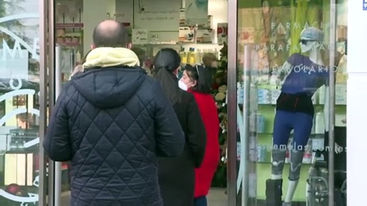 Colas en las farmacias de Madrid para recoger el test de antígenos