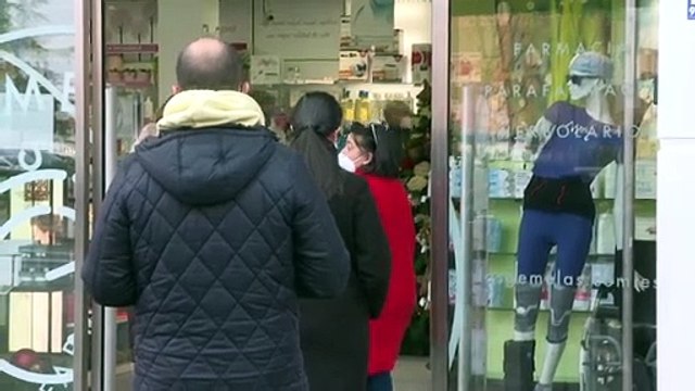 Colas en las farmacias de Madrid para recoger el test de antígenos
