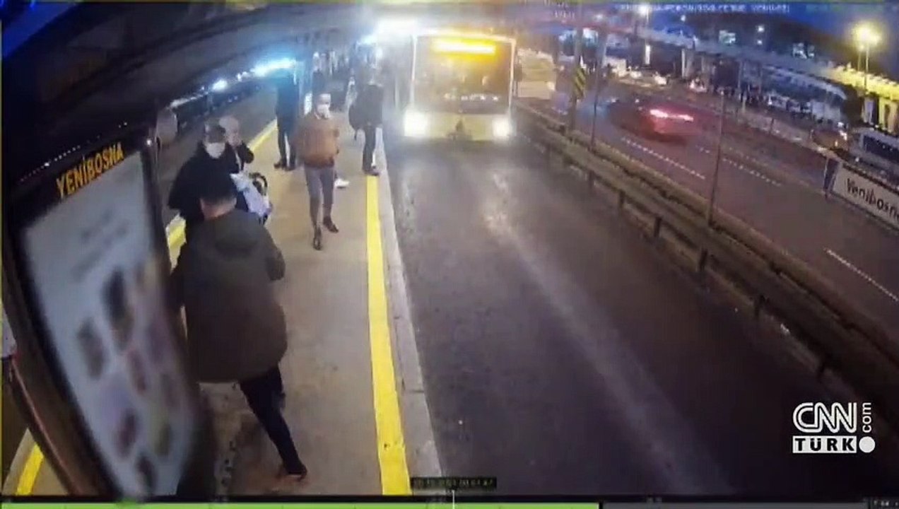 Metrobüse binerken canından oluyordu