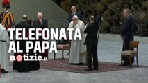 Vaticano, Papa Francesco risponde al telefono durante la celebrazione: cerimoniale interrotto