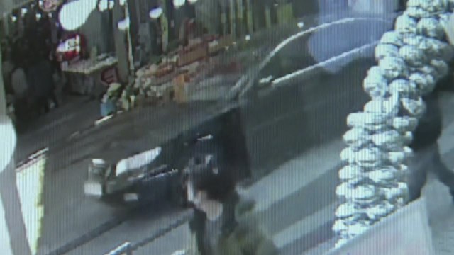 80대 운전 승용차 전통시장 돌진...할머니·손녀 숨져 / YTN