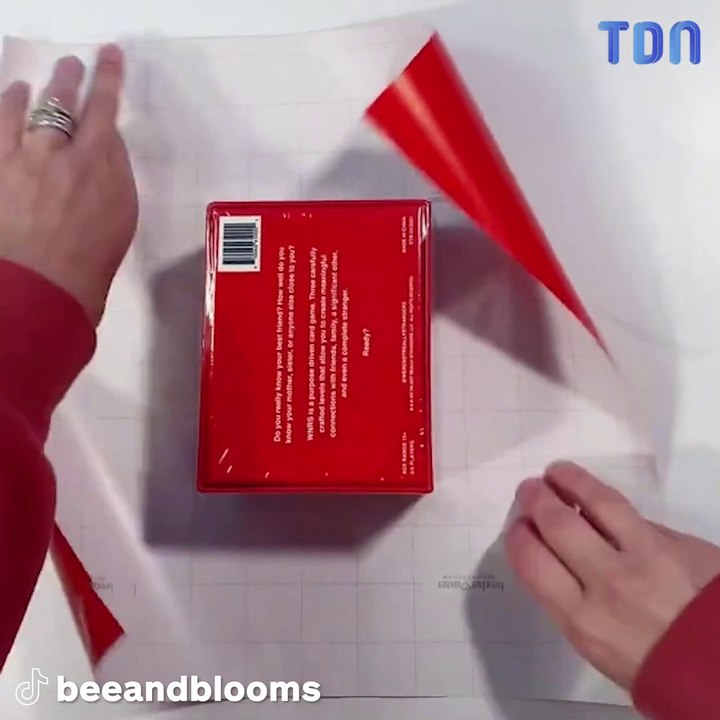 Une femme partage une astuce géniale pour quand le papier d'emballage est trop petit pour le cadeau