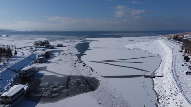 Beyşehir Gölü kıyıları kısmen buz tuttu