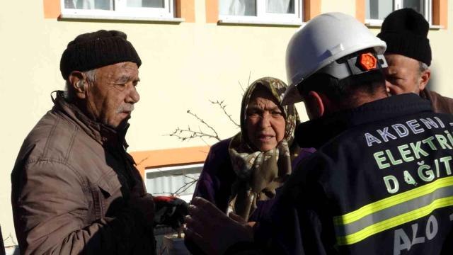 Isparta'da evi yanan yaşlı çift kendilerini sokağa zor attı
