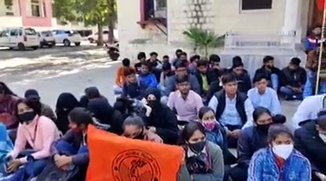 विद्यार्थी परिषद के कार्यकर्ताओं ने किया प्रदर्शन