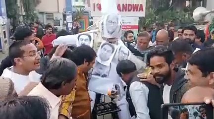 देखे वीडियो- फूंक रहे थे कांग्रेसियों का पुतला, खुद जलने से बचे भाजपाई
