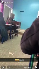 Un élève libère un rat dans une salle de classe