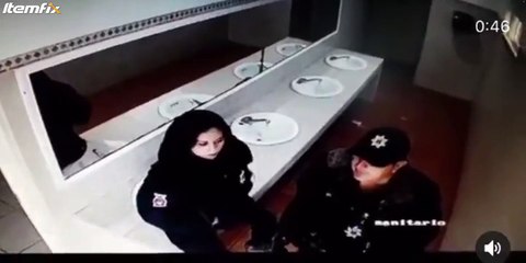 2 policiers amoureux VS un lavabo