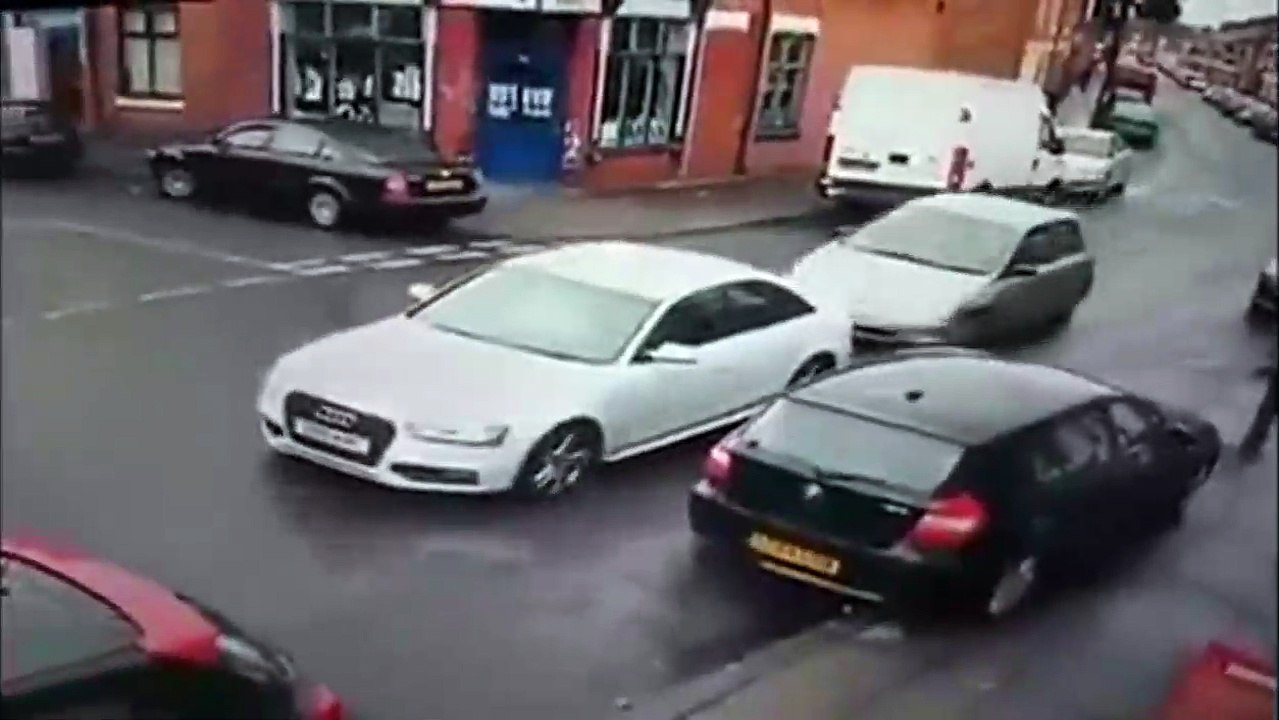 Courrez, courrez... Mais ils sont combien dans la voiture ???