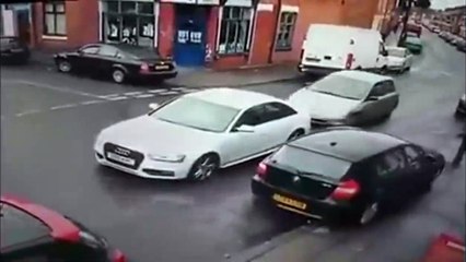 Courrez, courrez... Mais ils sont combien dans la voiture ???