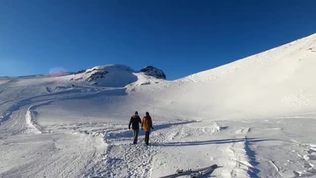 El cambio climático forma una cueva en un glaciar de los Alpes suizos