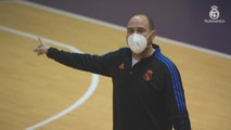 Jugadores y técnicos del Real Madrid de baloncesto se entrenan con mascarilla
