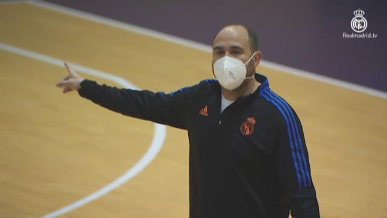 Jugadores y técnicos del Real Madrid de baloncesto se entrenan con mascarilla