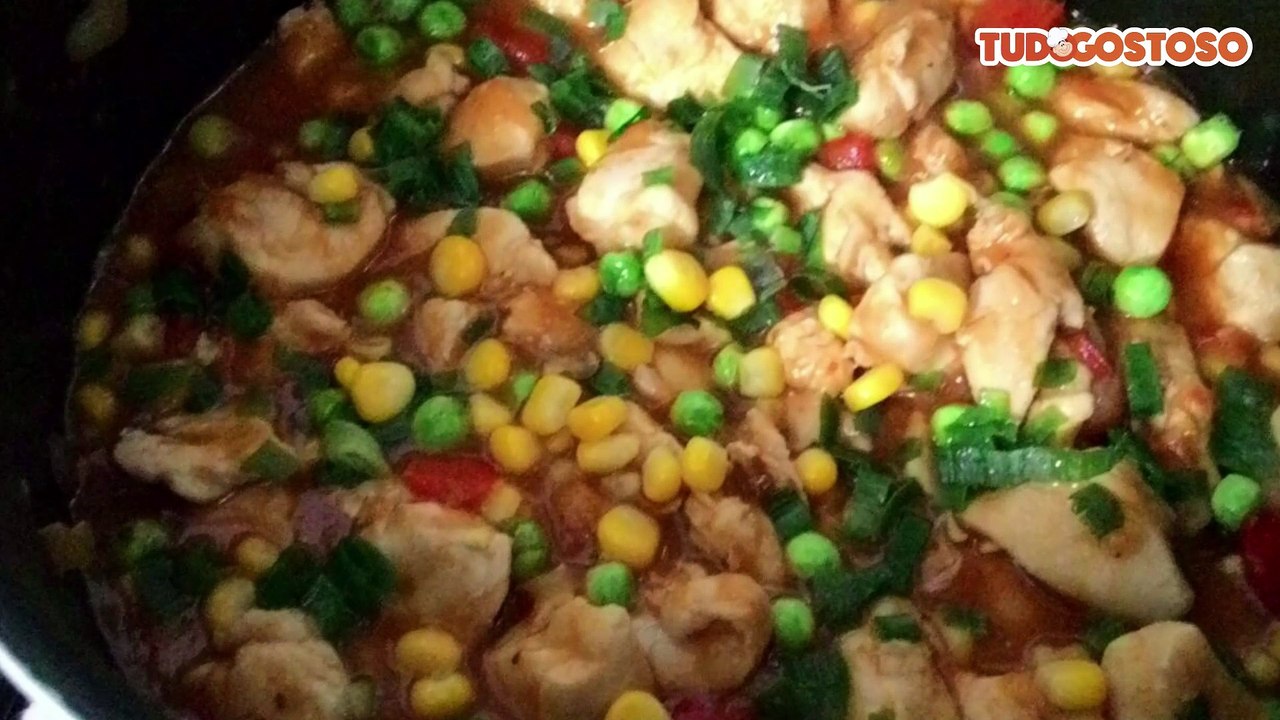 Peito de frango refogado com molho de tomate natural