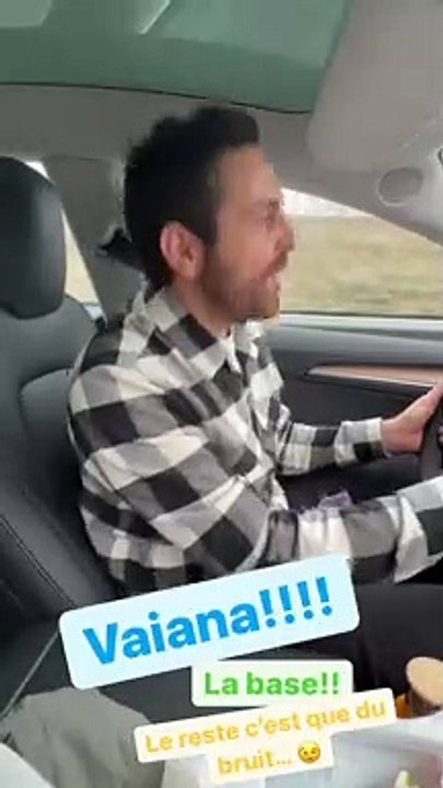 Camille Combal chante l'album de "Vaiana" en voiture avec sa femme Marie Treille Stefani, enceinte de leur premier enfant.