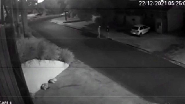 Vídeo mostra ladrões furtando veículo Gol no Bairro Santos Dumont