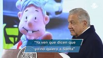 Llegan a Palacio Nacional los muñequitos “Santa AMLO” y “AMLO beisbolista”