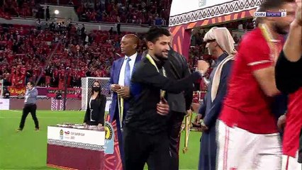 لحظة تتويج لاعبي الاهلي بالميداليات وحمل كأس السوبر