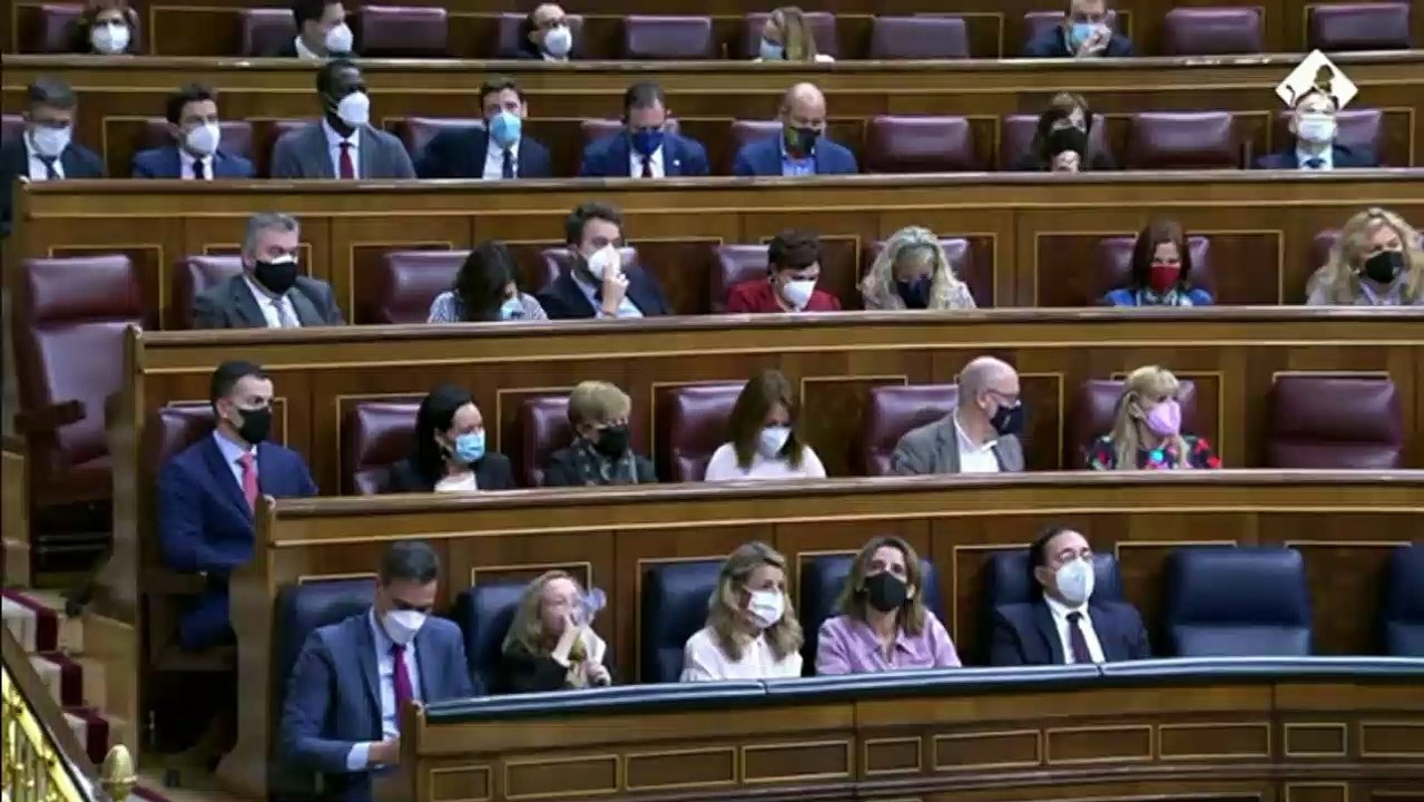 Macarena destrozando por completo a la fea ministra comunista