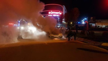 Seyir halindeki otomobil alev aldı