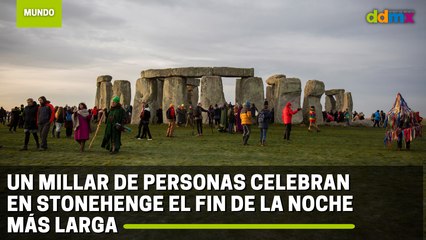 Un millar de personas celebran en Stonehenge el fin de la noche más larga