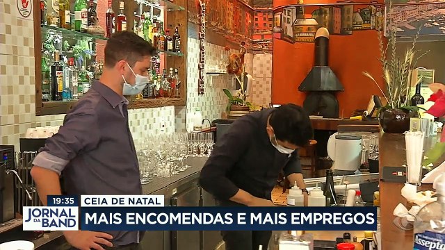O movimento em bares e restaurantes está bem alto nesta semana de Natal com as encomendas de ceias e reservas de mesas.