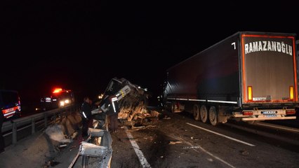 Kamyonet, TIR'a çarptı: Anne-kızı öldü