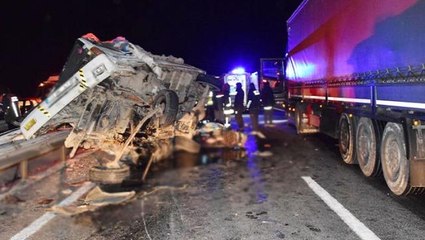 Kamyonet tıra çarptı! Feci kazada anne ve kızı öldü, 5 kişi de yaralandı