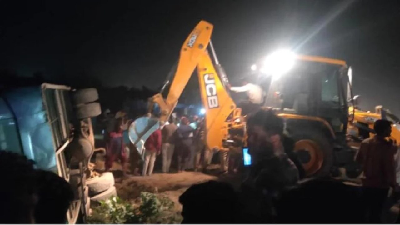 Bus overturned on Kanpur-Lucknow highway, 6 inj...