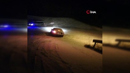 Buz pistine dönen karlı yolda sürücüler zor anlar yaşadı