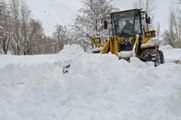 Beytüşşebap'ta kar kalınlığı 1 metreyi geçti, ev ve araçlar kara gömüldü